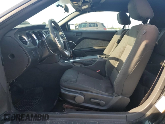 2010 Ford Mustang V6 z VIN 1ZVBP8ENXA5179334, wystawiony jako Copart lot #57404715 z przebiegiem 109 012 mil mil oraz Szkoda całkowita • Salvage title. Historia ofert i sprzedaży dostępna na DreamBid. Obrazek 7.
