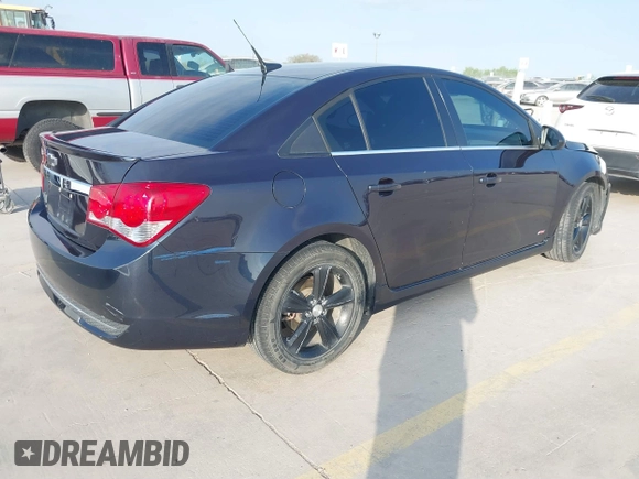 2014 Chevrolet Cruze 2LT z VIN 1G1PE5SB3E7255292, wystawiony jako IAAI lot #41851205 z przebiegiem 141 659 mil mil oraz . Historia ofert i sprzedaży dostępna na DreamBid. Obrazek 4.