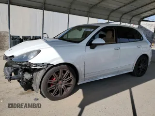 2013 Porsche Cayenne GTS z VIN WP1AD2A21DLA77967, wystawiony jako Copart lot #48411285 z przebiegiem 129 815 mil mil oraz Szkoda całkowita • Salvage title. Historia ofert i sprzedaży dostępna na DreamBid. Obrazek 1.