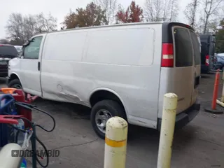 2008 GMC Savana Cargo Van with VIN 1GTGG25CX81235617, listed as a IAAI auction lot 41353274 with 209,888 mi miles. Bid and sale history available at carsss.com. Image 3.