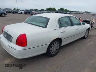 2005 Lincoln Town Car Signature Limited z VIN 1LNHM82W75Y640718, wystawiony jako IAAI lot #42344956 z przebiegiem 150 659 mil mil oraz . Historia ofert i sprzedaży dostępna na DreamBid. Obrazek 4.