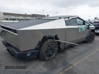 2024 Tesla Cybertruck z VIN 7G2CEHED9RA017042, wystawiony jako IAAI lot #42098366 z przebiegiem 11 652 mil mil oraz . Historia ofert i sprzedaży dostępna na DreamBid. Obrazek 4.