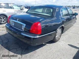 2005 Lincoln Town Car Signature Limited with VIN 1LNHM82W35Y636746, listed as a IAAI auction lot 41801075 with 1 mi miles. Bid and sale history available at carsss.com. Image 4.