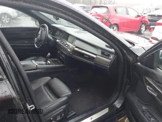 2013 BMW 7 Series 750Li z VIN WBAYE8C53DD133504, wystawiony jako IAAI lot #42005346 z przebiegiem 142 894 mil mil oraz . Historia ofert i sprzedaży dostępna na DreamBid. Obrazek 5.