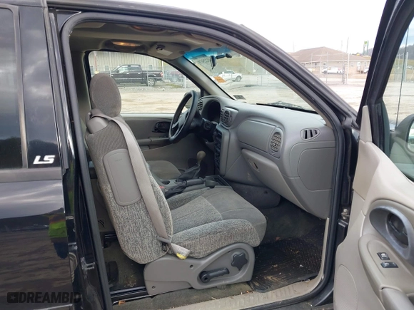 2002 Chevrolet TrailBlazer LS with VIN 1GNDT13SX22308464, listed as a IAAI auction lot 41225470 with 127,370 mi miles. Bid and sale history available at carsss.com. Image 5.