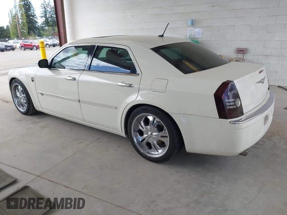 2008 Chrysler 300 C Hemi z VIN 2C3KA63HX8H208103, wystawiony jako IAAI lot #42082674 z przebiegiem 111 025 mil mil oraz . Historia ofert i sprzedaży dostępna na DreamBid. Obrazek 3.