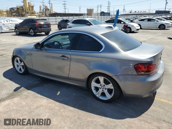 2011 BMW 1 Series 128i z VIN WBAUP9C56BVL89593, wystawiony jako Copart lot #57332945 z przebiegiem 177 265 mil mil oraz Szkody całkowita. Historia ofert i sprzedaży dostępna na DreamBid. Obrazek 2.