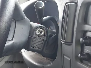 2000 Chevrolet City Express Cargo z VIN 1GCFG15W5Y1120830, wystawiony jako IAAI lot #42495576 z przebiegiem 266 346 mil mil oraz . Historia ofert i sprzedaży dostępna na DreamBid. Obrazek 14.