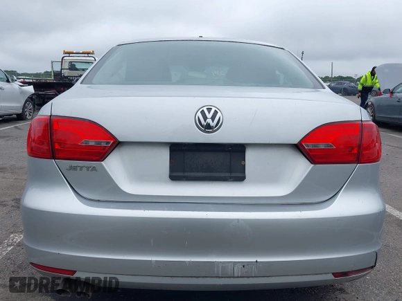 2014 Volkswagen Jetta S z VIN 3VW2K7AJ7EM217758, wystawiony jako IAAI lot #42461868 z przebiegiem 141 962 mil mil oraz . Historia ofert i sprzedaży dostępna na DreamBid. Obrazek 16.