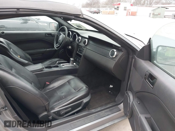 2006 Ford Mustang Standard with VIN 1ZVFT84N565190246, listed as a IAAI auction lot 41532901 with 209,885 mi miles and . Bid and sale history available at carsss.com. Image 5.