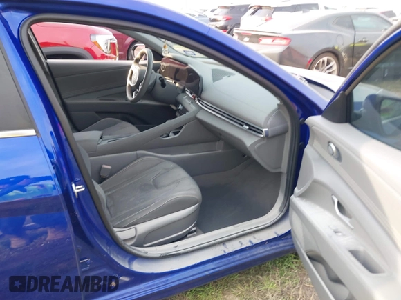 2024 Hyundai Elantra SEL z VIN KMHLS4DG2RU821902, wystawiony jako IAAI lot #41938643 z przebiegiem 6 381 mil mil oraz . Historia ofert i sprzedaży dostępna na DreamBid. Obrazek 5.