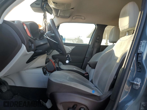 2017 Jeep Renegade Latitude z VIN ZACCJBBB6HPF05681, wystawiony jako Copart lot #56550575 z przebiegiem 142 647 mil mil oraz Szkoda całkowita • Salvage title. Historia ofert i sprzedaży dostępna na DreamBid. Obrazek 7.
