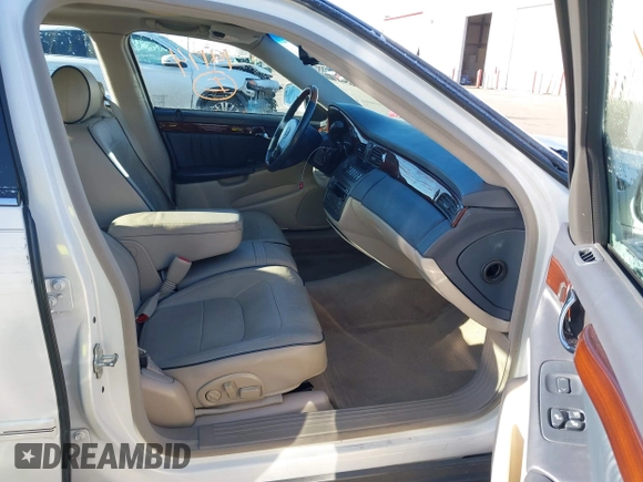 2005 Cadillac DeVille z VIN 1G6KD54Y25U235013, wystawiony jako IAAI lot #41819174 z przebiegiem 111 080 mil mil oraz . Historia ofert i sprzedaży dostępna na DreamBid. Obrazek 5.