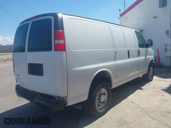 2019 Chevrolet Express Cargo z VIN 1GCWGAFP9K1370862, wystawiony jako IAAI lot #42410939 z przebiegiem 83 319 mil mil oraz . Historia ofert i sprzedaży dostępna na DreamBid. Obrazek 4.
