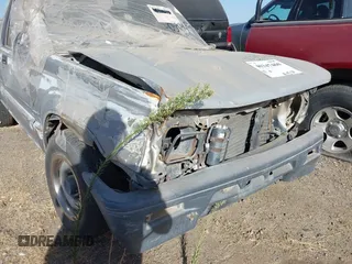 1995 Mitsubishi Mighty Max z VIN JA7LS21G6SP007394, wystawiony jako IAAI lot #40347460 z przebiegiem 89 606 mil mil oraz . Historia ofert i sprzedaży dostępna na DreamBid. Obrazek 6.
