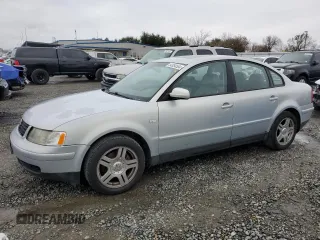 2000 Volkswagen Passat z VIN WVWPD23B0YP431209, wystawiony jako Copart lot #84954554 z przebiegiem 149 382 mil mil oraz Szkoda całkowita • Salvage title. Historia ofert i sprzedaży dostępna na DreamBid. Obrazek 1.