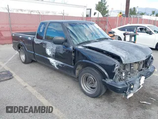 2000 Chevrolet S-10 LS with VIN 1GCCS19W2Y8170281, listed as a IAAI auction lot 41687414 with 186,332 mi miles. Bid and sale history available at carsss.com. Image 1.