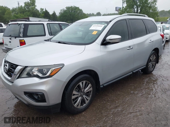 2018 Nissan Pathfinder S z VIN 5N1DR2MN7JC621109, wystawiony jako IAAI lot #42184064 z przebiegiem 135 902 mil mil oraz . Historia ofert i sprzedaży dostępna na DreamBid. Obrazek 2.