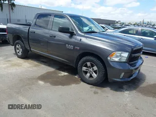 2018 Ram 1500 Express z VIN 1C6RR6KT7JS350875, wystawiony jako IAAI lot #42259123 z przebiegiem 138 116 mil mil oraz . Historia ofert i sprzedaży dostępna na DreamBid. Obrazek 1.