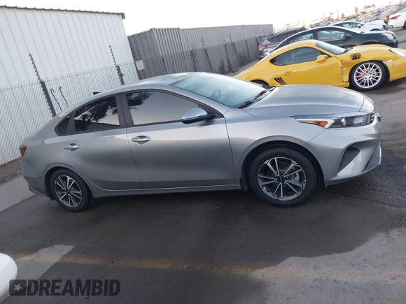 2023 Kia Forte LXS z VIN 3KPF24AD5PE606683, wystawiony jako IAAI lot #41216622 z przebiegiem 38 827 mil mil oraz . Historia ofert i sprzedaży dostępna na DreamBid. Obrazek 13.