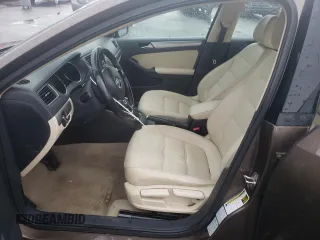 2015 Volkswagen Jetta SE z VIN 3VWD17AJ1FM422960, wystawiony jako Copart lot #55860335 z przebiegiem 87 616 mil mil oraz Czysty tytuł • Clean title. Historia ofert i sprzedaży dostępna na DreamBid. Obrazek 7.