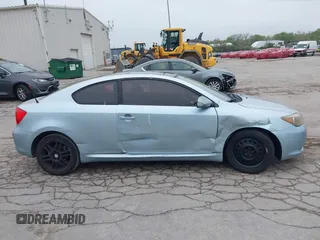 2006 Scion tC z VIN JTKDE167X60130009, wystawiony jako IAAI lot #42174502 z przebiegiem 151 801 mil mil oraz . Historia ofert i sprzedaży dostępna na DreamBid. Obrazek 13.