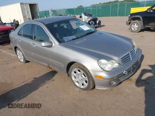 2005 Mercedes-Benz C 240 z VIN WDBRF81J65F665841, wystawiony jako IAAI lot #42464482 z przebiegiem 272 398 mil mil oraz . Historia ofert i sprzedaży dostępna na DreamBid. Obrazek 1.