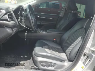 2020 Toyota Camry SE z VIN 4T1G11AK3LU928461, wystawiony jako Copart lot #56128885 z przebiegiem 103 559 mil mil oraz Szkoda całkowita • Salvage title. Historia ofert i sprzedaży dostępna na DreamBid. Obrazek 7.