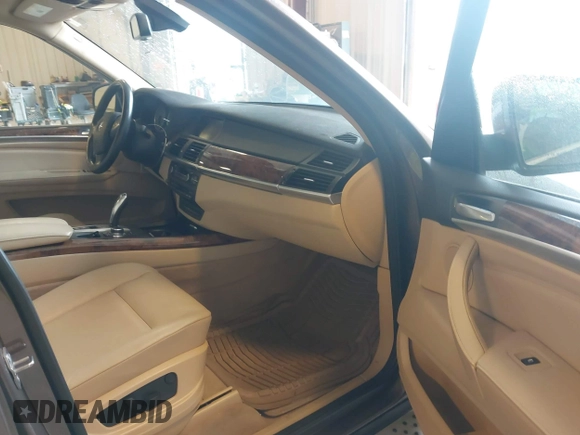 2013 BMW X5 xDrive35i z VIN 5UXZV4C54D0B21144, wystawiony jako IAAI lot #42304165 z przebiegiem 164 673 mil mil oraz . Historia ofert i sprzedaży dostępna na DreamBid. Obrazek 5.