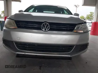 2013 Volkswagen Jetta SE z VIN 3VWDP7AJ6DM413781, wystawiony jako IAAI lot #42632312 z przebiegiem 153 273 mil mil oraz . Historia ofert i sprzedaży dostępna na DreamBid. Obrazek 12.