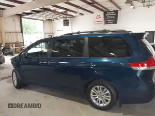 2011 Toyota Sienna XLE AAS z VIN 5TDYK3DC1BS130064, wystawiony jako IAAI lot #42600155 z przebiegiem 139 078 mil mil oraz . Historia ofert i sprzedaży dostępna na DreamBid. Obrazek 14.