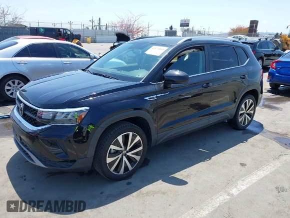 2022 Volkswagen Taos SE z VIN 3VVRX7B2XNM068564, wystawiony jako IAAI lot #42174805 z przebiegiem 26 307 mil mil oraz . Historia ofert i sprzedaży dostępna na DreamBid. Obrazek 2.