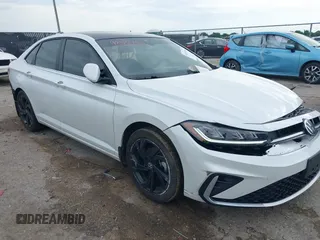 2025 Volkswagen Jetta SE z VIN 3VW7X7BU5SM015416, wystawiony jako IAAI lot #42337116 z przebiegiem 3 988 mil mil oraz . Historia ofert i sprzedaży dostępna na DreamBid. Obrazek 1.
