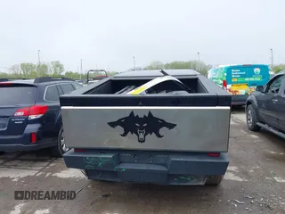 2024 Tesla Cybertruck Cyberbeast z VIN 7G2CEHEE3RA041930, wystawiony jako IAAI lot #42155289 z przebiegiem 4 082 mil mil oraz . Historia ofert i sprzedaży dostępna na DreamBid. Obrazek 17.
