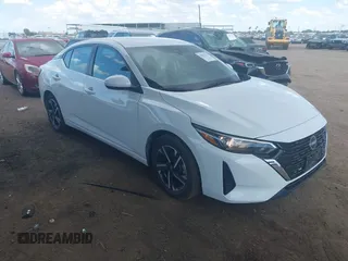 2025 Nissan Sentra SR z VIN 3N1AB8DVXSY285742, wystawiony jako IAAI lot #42433321 z przebiegiem 43 306 mil mil oraz . Historia ofert i sprzedaży dostępna na DreamBid. Obrazek 1.
