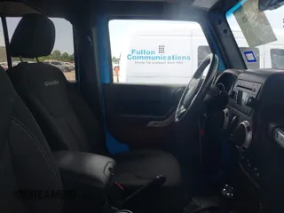 2017 Jeep Wrangler Unlimited Sahara z VIN 1C4BJWEG9HL722849, wystawiony jako IAAI lot #42435486 z przebiegiem 107 571 mil mil oraz . Historia ofert i sprzedaży dostępna na DreamBid. Obrazek 5.