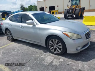 2014 Infiniti Q70 Luxe z VIN JN1BY1AP5EM260464, wystawiony jako IAAI lot #42372872 z przebiegiem 116 756 mil mil oraz . Historia ofert i sprzedaży dostępna na DreamBid. Obrazek 1.