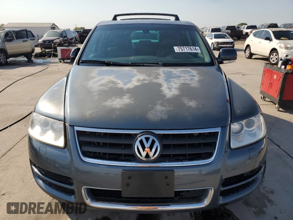 2005 Volkswagen Touareg 4.2L V8 z VIN WVGZM77L55D061960, wystawiony jako Copart lot #75717614 z przebiegiem 188 101 mil mil oraz Szkoda całkowita • Salvage title. Historia ofert i sprzedaży dostępna na DreamBid. Obrazek 5.