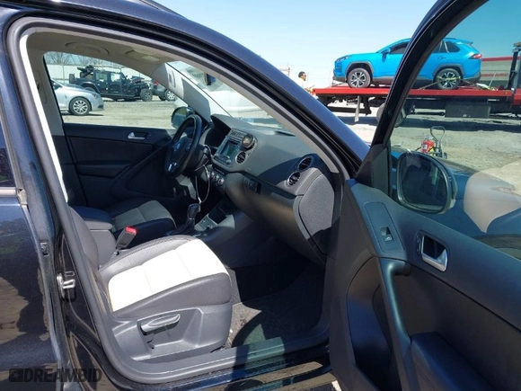 2016 Volkswagen Tiguan SEL with VIN WVGAV7AX6GW558562, listed as a IAAI auction lot 41877989 with 138,342 mi miles. Bid and sale history available at carsss.com. Image 5.