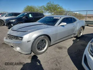 2013 Chevrolet Camaro LS z VIN 2G1FA1E38D9139569, wystawiony jako Copart lot #61077805 z przebiegiem 119 027 mil mil oraz Czysty tytuł • Clean title. Historia ofert i sprzedaży dostępna na DreamBid. Obrazek 1.