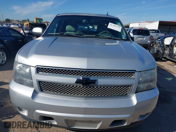 2014 Chevrolet Suburban LT with VIN 1GNSCJE0XER131638, listed as a IAAI auction lot 41305777 with 200,962 mi miles. Bid and sale history available at carsss.com. Image 12.