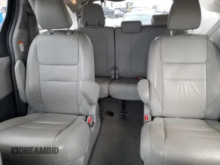 2018 Toyota Sienna XLE z VIN 5TDDZ3DC7JS193517, wystawiony jako Copart lot #53565945 z przebiegiem 111 498 mil mil oraz Szkoda całkowita • Salvage title. Historia ofert i sprzedaży dostępna na DreamBid. Obrazek 10.