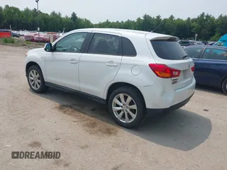 2015 Mitsubishi Outlander ES z VIN 4A4AR3AU8FE057001, wystawiony jako IAAI lot #42433647 z przebiegiem 151 067 mil mil oraz . Historia ofert i sprzedaży dostępna na DreamBid. Obrazek 3.