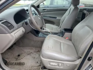 2005 Toyota Camry STD z VIN 4T1BE32K55U629355, wystawiony jako Copart lot #82282494 z przebiegiem 297 925 mil mil oraz Czysty tytuł • Clean title. Historia ofert i sprzedaży dostępna na DreamBid. Obrazek 7.