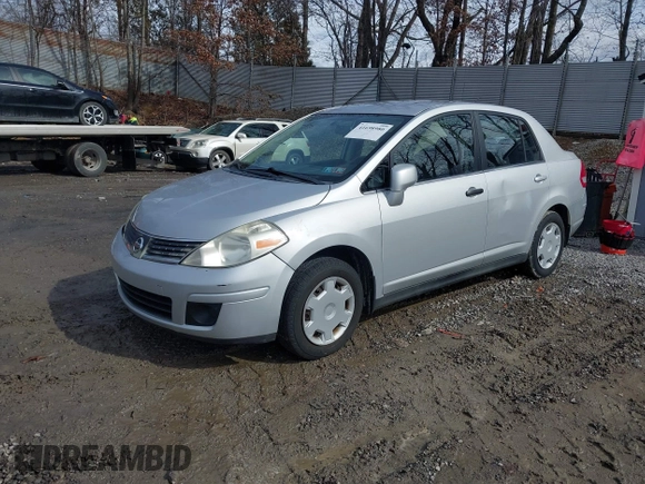 2008 Nissan Versa S z VIN 3N1BC11E78L371643, wystawiony jako IAAI lot #41698980 z przebiegiem 82 127 mil mil oraz . Historia ofert i sprzedaży dostępna na DreamBid. Obrazek 2.