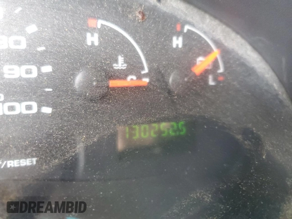 2004 Ford Econoline Passenger XL with VIN 1FBSS31L04HB37562, listed as a Copart auction lot 60328625 with 130,252 mi miles and Salvage title. Bid and sale history available at DreamBid. Image 9.