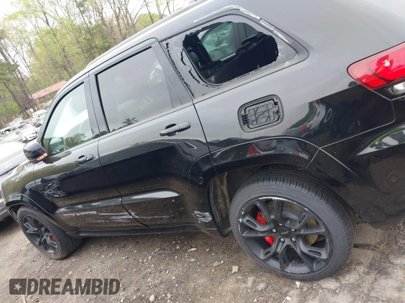 2017 Jeep Grand Cherokee SRT z VIN 1C4RJFDJ7HC683240, wystawiony jako IAAI lot #41919995 z przebiegiem 122 030 mil mil oraz . Historia ofert i sprzedaży dostępna na DreamBid. Obrazek 14.