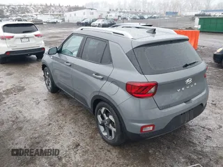 2021 Hyundai Venue Denim z VIN KMHRC8A38MU098601, wystawiony jako IAAI lot #41475810 z przebiegiem 132 647 mil mil oraz . Historia ofert i sprzedaży dostępna na DreamBid. Obrazek 3.