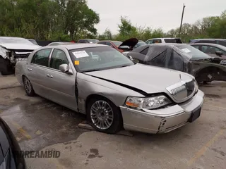 2008 Lincoln Town Car Limited z VIN 2LNHM82V98X652123, wystawiony jako IAAI lot #42065134 z przebiegiem 93 889 mil mil oraz . Historia ofert i sprzedaży dostępna na DreamBid. Obrazek 1.