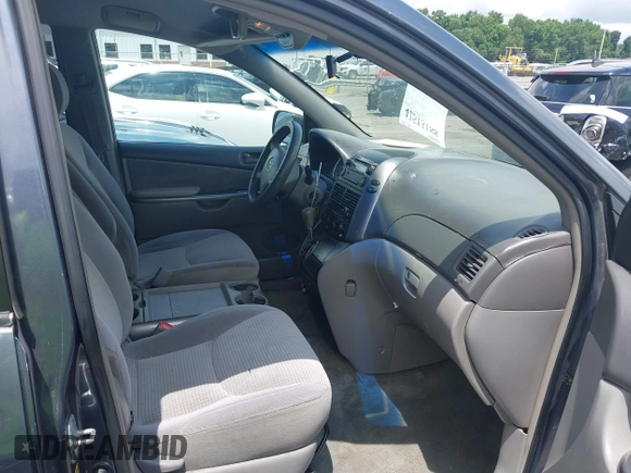 2006 Toyota Sienna CE z VIN 5TDZA23C06S451389, wystawiony jako IAAI lot #42513188 z przebiegiem 295 314 mil mil oraz . Historia ofert i sprzedaży dostępna na DreamBid. Obrazek 5.